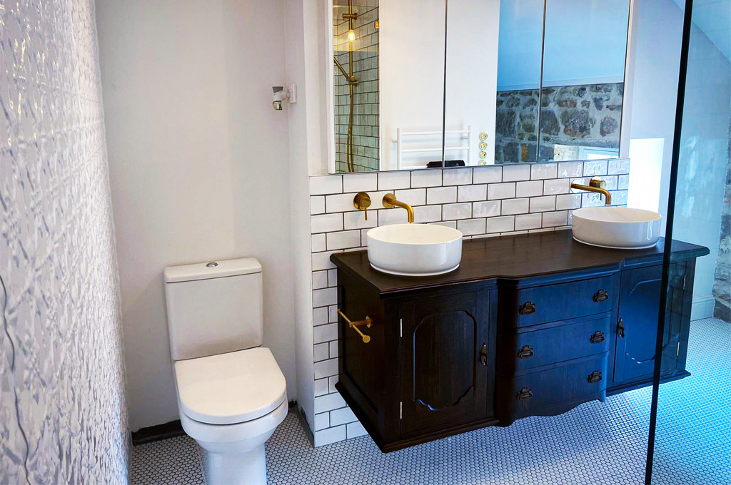 What is the experience level of the plumbers at Howrah Plumbing Kingston?